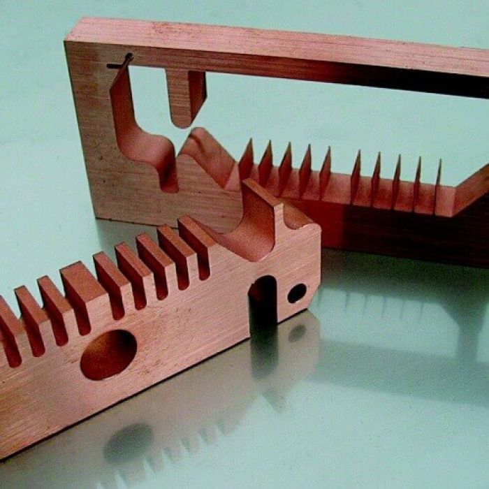 Hydroschneidetechnik schneidet Kupfer und andere Metall präzise.